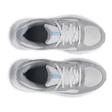 Zapatillas deportivas grises con detalles en celeste, marca Under Armour, modelo Charged Versurge.