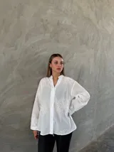Camisa blanca de mangas largas con bordados florales.