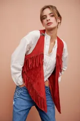 Chaleco rojo ladrillo de gamuza con flecos.