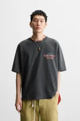 Sudadera negra de algodón con efecto lavado, corte relaxed fit, cuello redondo y manga corta. Estampado frontal y trasero con la leyenda "Agua Fresca Ametal".