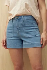 Short de jean celeste con bolsillos delanteros con solapa y ruedo con dobladillo.