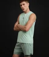 Musculosa deportiva sin mangas, color verde menta, con cuello redondo y un pequeño estampado centrado en el pecho con el texto "RUN CLUB".