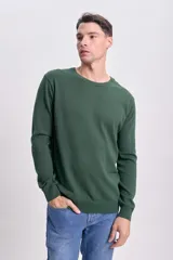 Sweater de punto liso color verde con cuello redondo y mangas largas.