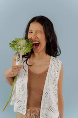 Chaleco blanco de encaje con corte sastrero y cuello redondo.