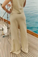 Pantalón oxford color beige confeccionado en bambula con elástico en la cintura y bolsillos laterales.