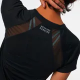 Camiseta de entrenamiento negra de manga corta, diseñada para una mayor transpirabilidad y comodidad durante el ejercicio.