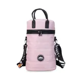 Matera estilo mochila color negro, confeccionada en nylon combinado con símil cuero. Cuenta con tapa con cierre metálico, bolsillo interno, asas y correa extensible.