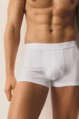 Pack de 3 calzoncillos trunk cortos blancos de punto elástico con costuras planas, cintura elástica, piernas cortas y parte delantera forrada. Confeccionados con la tecnología Lycra® Xtra Life™