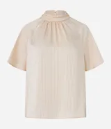 Blusa de mangas cortas confeccionada en chiffon color crema, con cuello alto, cavas raglán, cierre por gota y textura rayada.