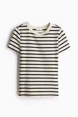 Remera ajustada de punto acanalado a rayas horizontales negras y crudas, con cuello redondo y bajo recto.