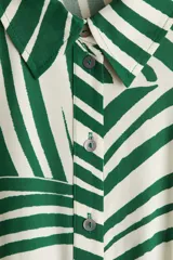 Vestido midi camisero con estampado de rayas verdes y blancas, cuello camisero, botonadura frontal, mangas cortas raglán, elástico en la cintura y cinturón extraíble para atar.