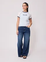 Pantalón de jean azul de pierna ancha.