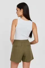 Short de lino de tiro alto, corte ancho y largo hasta la mitad del muslo, con estampado de rayas verticales blancas y azul oscuro.