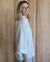 Blusón de manga 3/4 con cuello en V, color crudo.