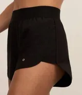 Short deportivo negro, modelo runner, con cintura elástica y calza interior.