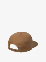 Gorra marrón de lona de algodón con diseño de seis paneles, paneles frontales reforzados, visera plana y logo cuadrado de Carhartt bordado en el frente.