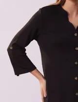 Blusa celeste texturada marca Ninety, con cuello a la base, escote en V y abertura central con botones. Delantera con bolsillo y mangas tres cuartos regulables con presilla y botón.