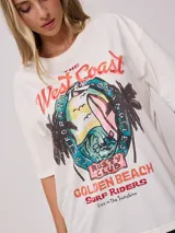 Remera color crema con estampado de estilo surf en el frente. Corte oversized.