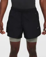 Short de running Nike Running Division, color negro, con short interior gris. Cuenta con tecnología Dri-FIT, tejido Ripstop repelente al agua, bolsillos laterales y trasero con cremallera, y bolsillo interior.