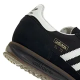 Championes Adidas SL 72 Rs negros con detalles en blanco y suela marrón. Zapatillas de running de estilo retro con las tres tiras clásicas de Adidas en los laterales y refuerzo de gamuza en la puntera y el talón.