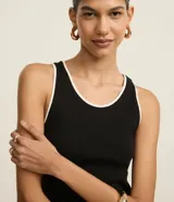 Musculosa de breteles anchos, confeccionada en Rib de algodón y modelo regular. Posee cuello redondo y acabado contrastante.