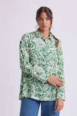Camisa de manga larga con cuello clásico y estampado floral en tonos verde y blanco.