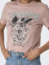 Remera rosa de algodón con cuello redondo y mangas cortas. Estampado frontal con la frase "Tomorrow is not promised" sobre un diseño de ángel, flores y calavera.