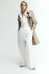 Pantalón de corte holgado color blanco, confeccionado en denim extrasuave. Modelo con cintura elástica, cordón para ajustar, bolsillos laterales discretos y piernas anchas.