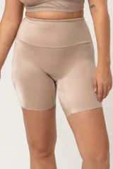 Calza modeladora de tiro alto confeccionada en Lycra, con refuerzo en la zona abdominal para mayor contención.