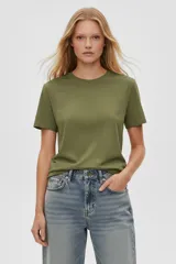 Remera de manga corta color verde militar, con cuello redondo y calce holgado.