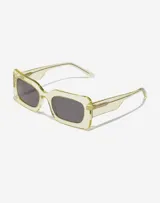 Gafas de sol unisex Hawkers X Tini modelo Flechazo, con montura rectangular color amarillo pastel y lentes grises.