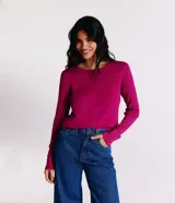 Suéter de punto color verde, con cuello barco, mangas largas y textura acanalada.