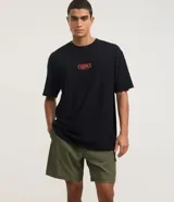 Bermuda de hombre color beige confeccionada en tejido ripstop, con cintura elástica ajustable con cordón, bolsillos laterales y etiqueta de la marca aplicada.