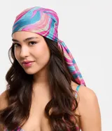 Pañuelo cuadrado de poliéster con estampado de ondas en tonos rosa, celeste y verde.