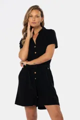 Mono corto negro de lino con cuello camisero, cierre frontal con botones de madera, bolsillos laterales y cinturón del mismo tejido.