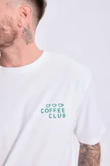 Remera blanca de corte oversize con estampa en la espalda de un local con la leyenda "Coffee Club Amalfi Coast Italia 1990".