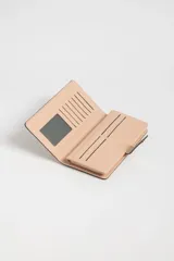 Billetera larga color beige con textura tejida, cierre con broche a presión y detalles en color rosa pálido.