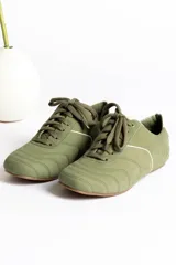 Zapatillas deportivas color ladrillo con cordones y detalles en blanco.