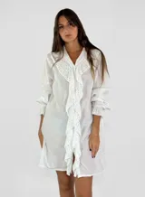 Camisola blanca con detalles de bordado calado y volantes.