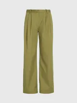 Pantalón largo color verde oliva, de corte recto y tiro alto, con pinzas en la cintura, bolsillos laterales y traseros.
