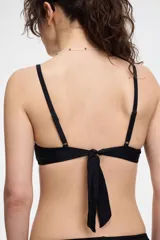 Top de bikini con textura color verde agua, con breteles regulables y aro.