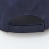 Gorra de béisbol azul marino con visera curva y botón superior.