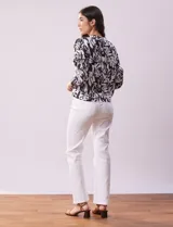 Chaqueta de lino estampada en blanco y negro, marca Zac & Rachel. Cuello a la base y abertura central con botones. Delantera con bolsillos.