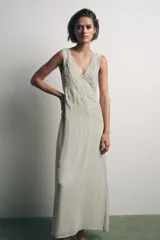 Vestido midi gris con estampado floral y abalorios, escote en V y tirantes anchos.