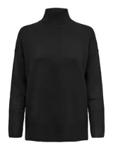 Sweater de punto negro con cuello alto, hombros caídos y puños altos.