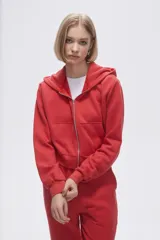 Campera jogging negra con cierre frontal y capucha, de felpa.