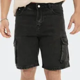 Bermuda de jean celeste lavado, estilo cargo, con bolsillos laterales con fuelle y cierre de botón y cremallera.