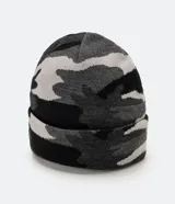 Gorro de tejido acanalado con patrón de camuflaje en tonos de gris, negro y blanco.