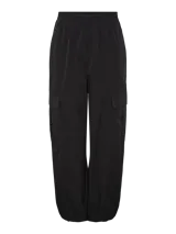 Pantalón cargo negro de corte holgado con cintura elástica y bolsillos laterales.
