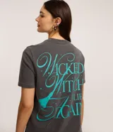 Remera de algodón gris oscuro con efecto desteñido y estampado frontal de Elphaba, la Bruja Mala del Oeste, con el texto "FEEL WICKED ELPHABA".
